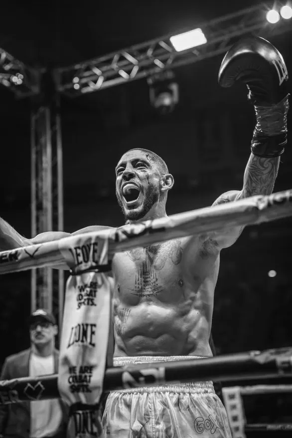 David Calvo “Currito” celebrando en el ring